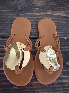 Women’s Tan Sandal with Gold Accent